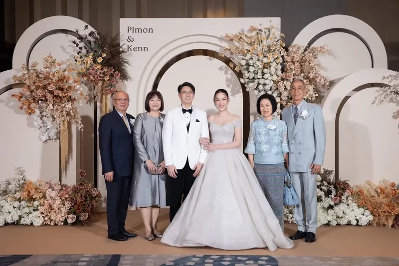ครอบครัวหน้าซุ้มโค้งซ้อนชั้นกับดอกไม้โทนน้ำตาลอ่อน