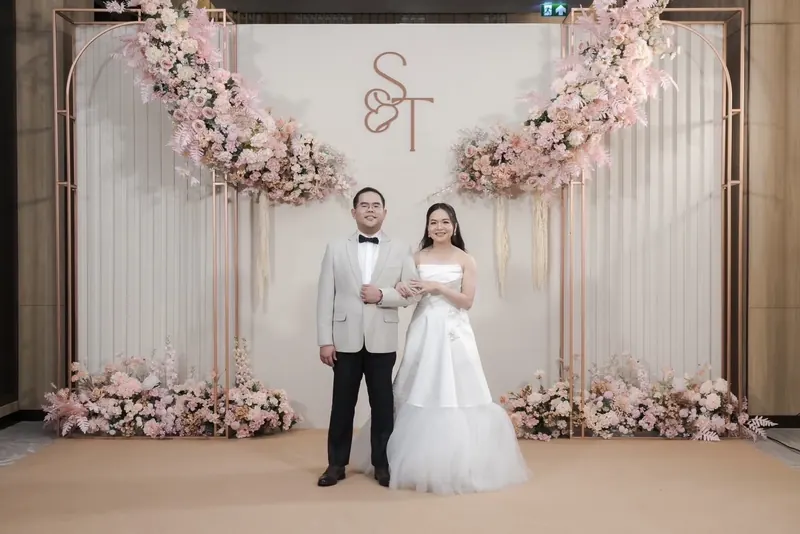 คู่บ่าวสาวหน้ากรอบทองกับดอกไม้ชมพูพาสเทล