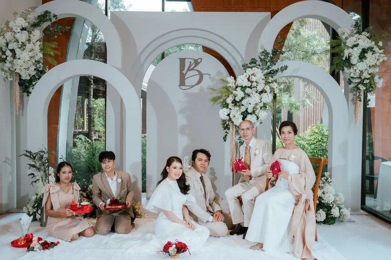 พิธียกน้ำชาหน้าซุ้มโค้งสีขาวกับดอกไม้ขาว